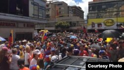 Venezolanos protestan en Caracas contra el gobierno del presidente en disputa Nicolás Maduro el 23 de enero de 2019.