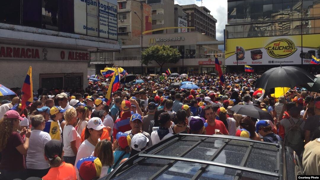 Ribuan demonstran anti pemerintah melakukan aksi protes di Caracas, Venezuela hari Rabu (23/1). 