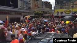 Ribuan demonstran anti pemerintah melakukan aksi protes di Caracas, Venezuela hari Rabu (23/1). 