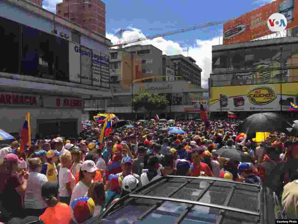 Manifestantes en las calles de Caracas, Venezuela el miércoles.&nbsp;