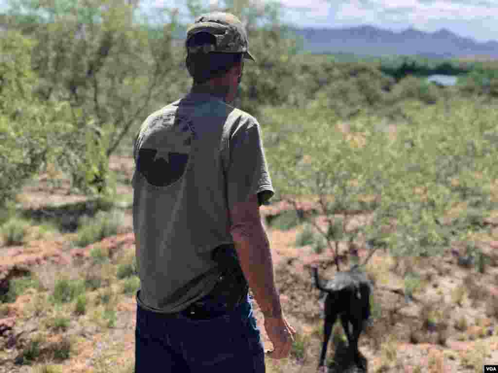 Foley quien siempre tiene un cigarrillo en la mano y está acompañado de su perro Sargento Rocko dijo que no es racista [Foto: Celia Mendoza]