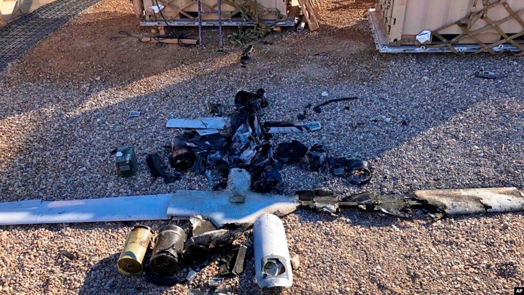 Tampak serpihan drone yang mendarat di lokasi dekat pangkalan udara Ain al-Asad, Irak, pada 4 Januri 2022. (Foto: International Coalition via AP)