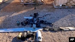 Tampak serpihan drone yang mendarat di lokasi dekat pangkalan udara Ain al-Asad, Irak, pada 4 Januri 2022. (Foto: International Coalition via AP)