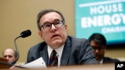 Kepala Badan Perlindungan Lingkungan Hidup AS (EPA) Andrew Wheeler, berbicara di depan Sub Komisi Lingkungan Hidup dan Perubahan Iklim, di Capitol Hill, 19 April 2019. 