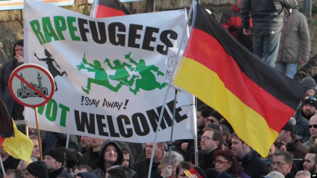 Para demonstran aktivis sayap kanan Jerman melakukan unjuk rasa anti imigran di Cologne hari Sabtu (9/1).