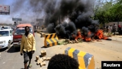 Sudanese protesters burn tyres and barricade the road leading to al-Mek Nimir Bridge crossing over Blue Nile; that links Khartoum North and Khartoum, in Sudan, May 13, 2019. 