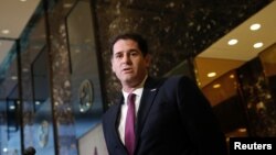 Ron Dermer, Duta Besar Israel untuk AS, berbicara kepada wartawan setelah bertemu Presiden AS terpilih Donald Trump di Trump Tower di kota New York (17/11). (Reuters/Mike Segar)