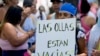 Seorang demonstran memegang poster yang bertuliskan "Panci kami kosong" dalam bahasa Spanyol saat berpartisipasi dalam aksi unjuk rasa di luar kediaman presiden Argentina di Buenos Aires, pada 23 Januari 2024. (Foto: AP/Natacha Pisarenko)