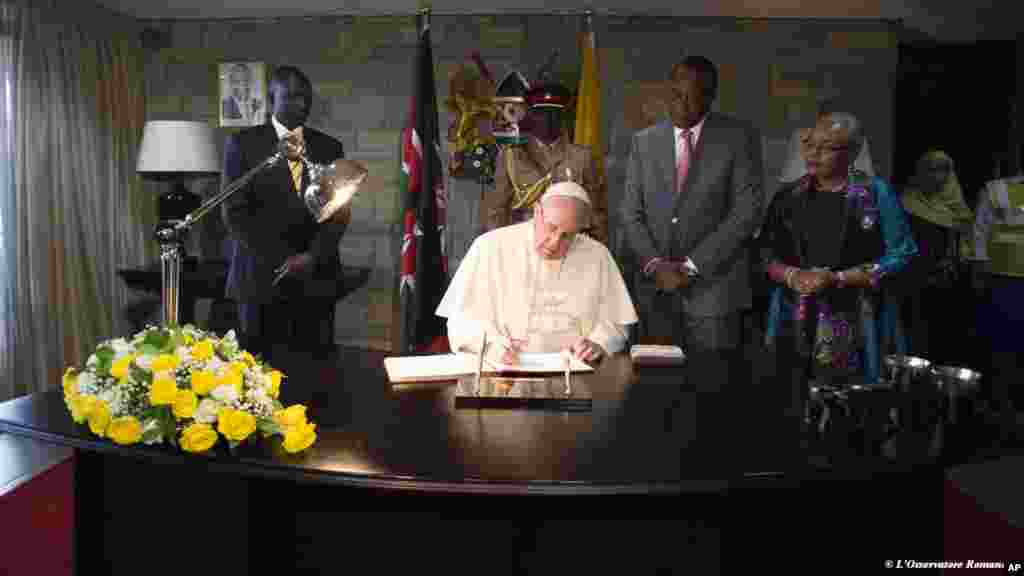 ርእሰ ሊቃነ-ጳጳስ ፍራንሰስ አብ ወርቃዊ መጽሓፍ ፊርማኦም ኣንቢሮም