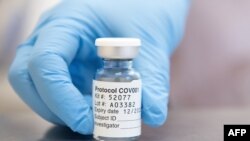 Una imagen publicada por la Universidad de Oxford, el 23 de noviembre de 2020, muestra un vial de su vacuna contra la COVID-19, conocida como AZD1222, inventada conjuntamente por la Universidad de Oxford y Vaccitech en asociación con AstraZeneca.