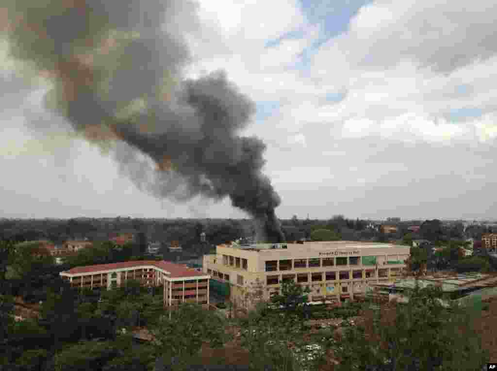 Khói đen dầy đặc bốc lên từ tòa nhà khu thương xá Westgate ở Nairobi sau các vụ nổ hôm thứ Hai ngày 23/9/2013.