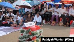 Misa Natal depan istana. (VOA/Fathiyah)