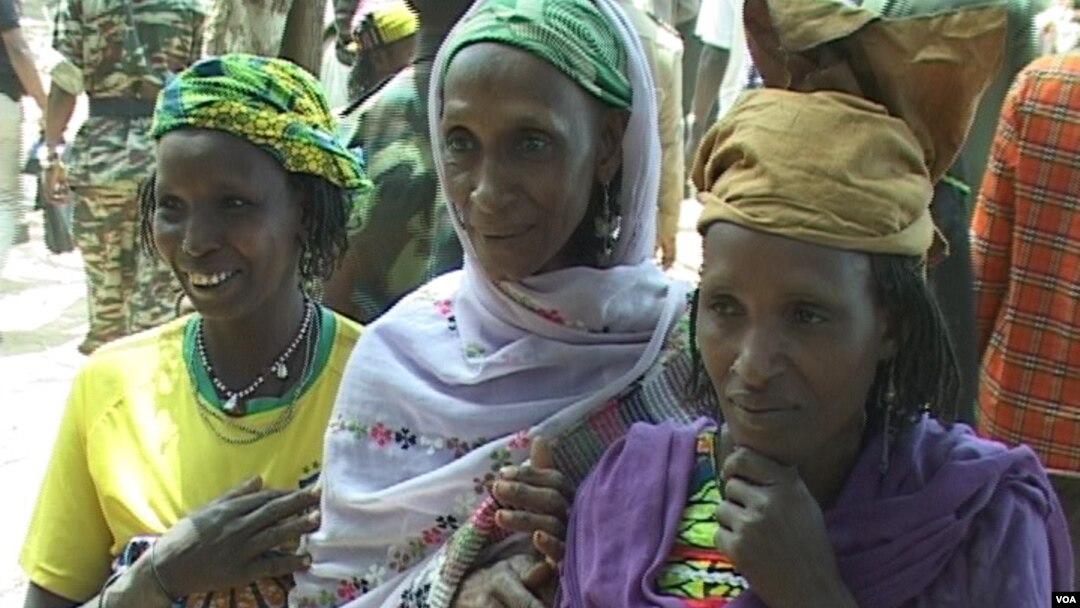 Refugees arrive at the border town of Garoua Boulaye in east Cameroon, July 7, 2014. (Moki Edwin Kindzeka/VOA)