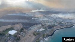 Una vista aérea mientras el humo se eleva de las áreas quemadas en medio de los incendios forestales en Maui, Hawái, EEUU, el 9 de agosto de 2023, en esta captura de pantalla tomada de un video de las redes sociales. Vince Carter/vía REUTERS