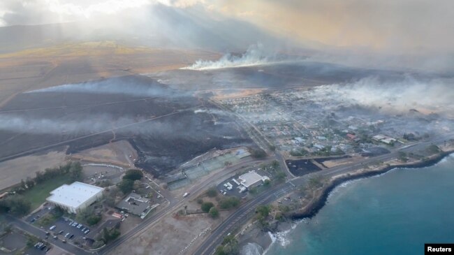 Una vista aérea mientras el humo se eleva de las áreas quemadas en medio de los incendios forestales en Maui, Hawái, EEUU, el 9 de agosto de 2023, en esta captura de pantalla tomada de un video de las redes sociales. Vince Carter/vía REUTERS