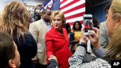 Bakal Capres AS, Hillary Rodham Clinton melakukan kampanye di kampus Manchester Community College di kota Manchester, New Hampshire, Senin (5/10). 