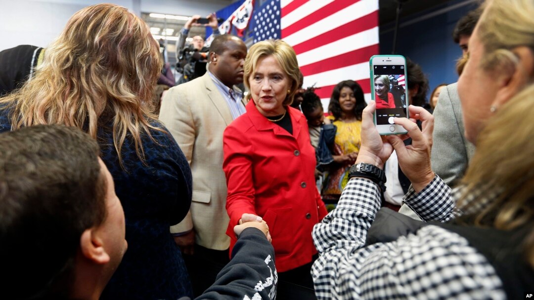 Kandidat calon presiden Partai Demokrat AS, Hillary Rodham Clinton, dalam kampanye di Manchester Community College di Manchester, New Hampshire (5/10). (AP/Jim Cole)
