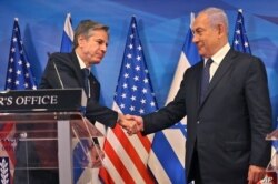 El primer ministro israelí, Benjamin Netanyahu, a la derecha, y el secretario de Estado de Estados Unidos, Anthony Blinken, se dan la mano durante una conferencia de prensa en Jerusalén, el 25 de mayo de 2021.