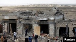 ساختمان مهمانسرایی در روستای أحرب، نزدیک صنعا پایتخت یمن، که هدف حمله هوایی ائتلاف به رهبری ریاض قرار گرفته است - ۱ شهریور ۱۳۹۶ 