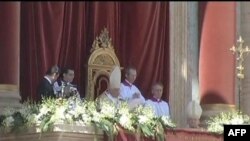 U svojoj Uskršnjoj poslanici, papa je masi od oko stotinu hiljada ljudi na prepunom Trgu svetog Petra, rekao da posebno u Siriji, ljudi trebalo odmah da krenu stazom poštovanja, dijaloga i pomirenja