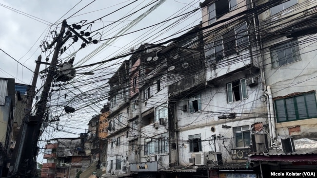 La infraestructura es precaria; los cables de electricidad asemejan telarañas que se extienden por callejones, donde el olor a humedad no da tregua.