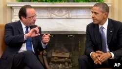 Presiden Perancis Francois Hollande (kiri) saat bertemu Presiden AS Barack Obama di Gedung Putih Februari tahun lalu (foto: dok). WikiLeaks mengatakan, AS menyadap pembicaraan telepon para pemimpin Perancis.