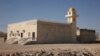 Foto ilustrasi yang menunjukkan sebuah masjid di pinggir jalan di wilayah Ubar, sekitar 170 kilometer dari Salalah, Oman. Foto diambil pada 10 Februari 2018. (Foto: AP/Sam McNeil)