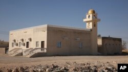 Foto ilustrasi yang menunjukkan sebuah masjid di pinggir jalan di wilayah Ubar, sekitar 170 kilometer dari Salalah, Oman. Foto diambil pada 10 Februari 2018. (Foto: AP/Sam McNeil)