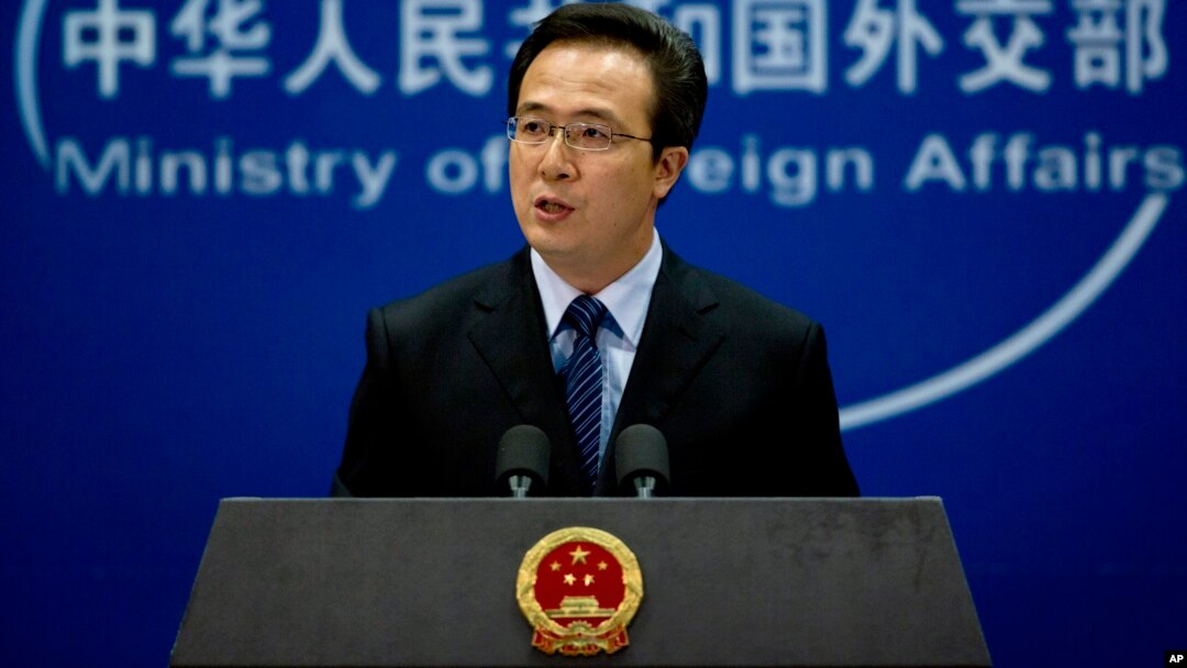 Juru bicara Kementerian Luar Negeri China, Hong Lei memberikan keterangan pers di Beijing (foto: dok).