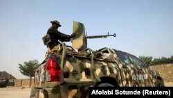 L'armée nigériane se prépare à boucler la zone où un homme a été tué par des militants présumés lors d'une attaque autour de la zone de Polo à Maiduguri, au Nigéria, le 16 février 2019.