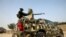 L'armée nigériane se prépare à boucler la zone où un homme a été tué par des militants présumés lors d'une attaque autour de la zone de Polo à Maiduguri, au Nigéria, le 16 février 2019.