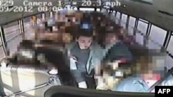 Snimak sa kamere u autobusu u momentu kada Džeremi Vitšik pritrčava u pomoć