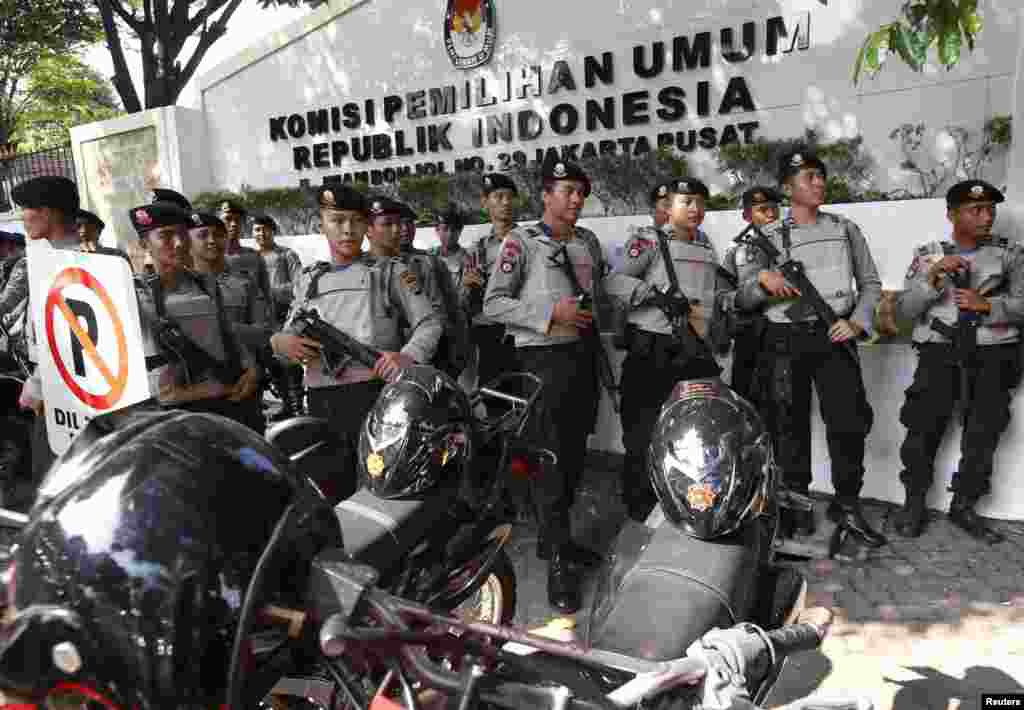 Polisi berjaga-jaga di luas kantor pusat Komisi Pemilihan Umum di Jakarta (22/7). (Reuters/Darren Whiteside)