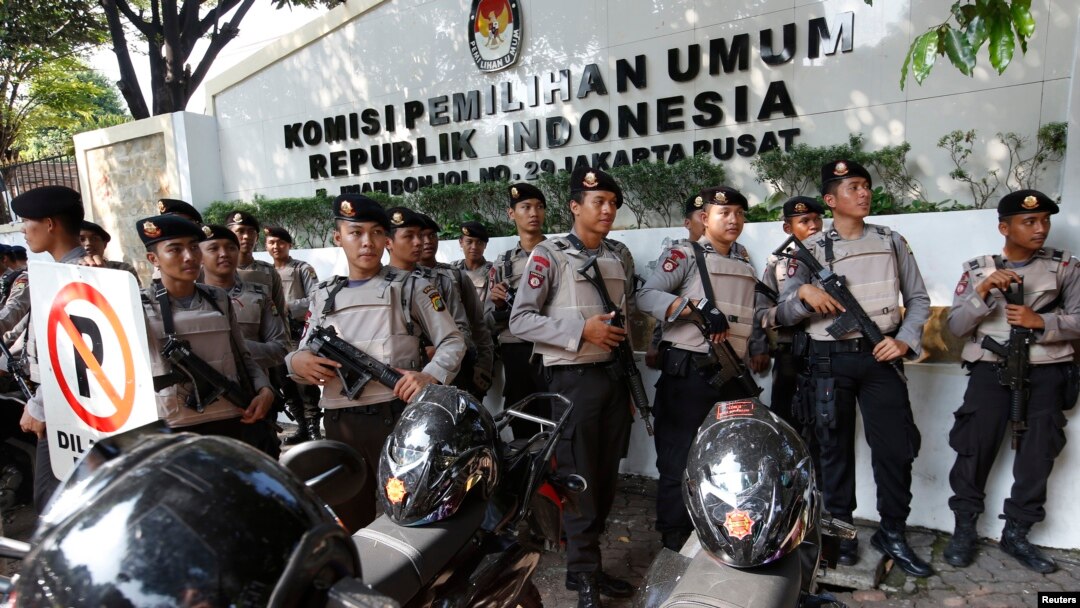 Gedung KPU dijaga polisi saat pengumuman pemilihan presiden 22 Juli.