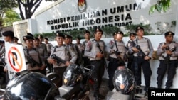 Gedung KPU dijaga polisi saat pengumuman pemilihan presiden 22 Juli.