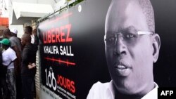 Banderole appelant à la libération de Khalifa Sall devant ses bureaux à Dakar le 31 juillet 2017.