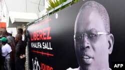 Une bannière avec une photo du maire de Dakar, Khalifa Sall