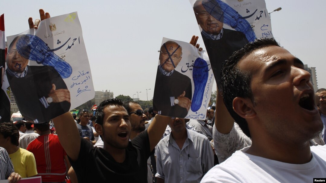 Warga berunjuk rasa memprotes calon presiden Ahmed Shafiq di Lapangan Tahrir, Kairo (1/6).