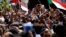 Des manifestants soudanais assistent à une manifestation demandant la nomination de hauts responsables judiciaires et la justice pour les manifestants tués, à l'extérieur du palais présidentiel de Khartoum à Khartoum, Soudan, le 12 septembre 2019.