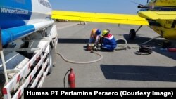 Pesawat Air Tractor milik PT Pertamina (Persero) mengirimkan pasokan 4.000 liter solar ke Palu, Sulawesi Tengah dari Bandara Juwata Tarakan, Kalimantan Utara, Senin, 1 Oktober 2018.