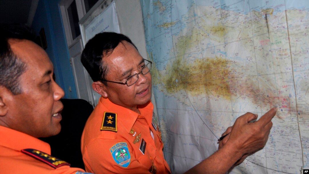 Kepala BASARNAS Henry Bambang Soelistyo (kiri) melihat peta lokasi pesawat jatuh di Papua, di bandar udara Sentani di Jayapura. (Foto: Dok)