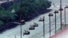 Una foto icónica de un estudiante parado frente a los tanques chinos en la plaza de Tiananmen el 5 de junio de 1989. Los tanques no pasaron sobre él, sino que lo rodearon. Nunca se ha conocido el nombre de ese estudiante.