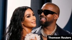 Kim Kardashian dan Kanye West menghadiri pesta Oscar Vanity Fair di Beverly Hills. (Foto: Reuters)