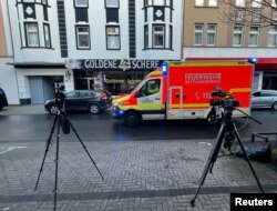 Kamera TV dipasang di depan sebuah gedung di mana polisi Jerman menahan seorang warga Iran berusia 32 tahun, yang diduga telah mendapatkan racun sianida dan risin untuk melakukan serangan mematikan di Castrop-Rauxel, Jerman, 8 Januari 2023. (REUTERS/Stephane Nitschke)