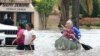 Residentes de Fort Lauderdale navegan en una canoa por las calles inundadas después de un temporal de lluvias el 13 de abril de 2023.