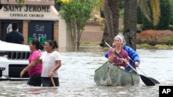 Residentes de Fort Lauderdale navegan en una canoa por las calles inundadas después de un temporal de lluvias el 13 de abril de 2023.