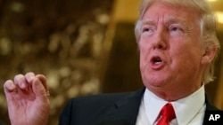 Presiden AS terpilih, Donald Trump, berbicara dengan para wartawan di lobby Trump Tower (13/1). New York, New York. (foto: AP Photo/Evan Vucci)