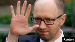 PM Ukraina Arseniy Yatsenyuk saat meninggalkan KTT Uni Eropa di Brussels (21/3). 