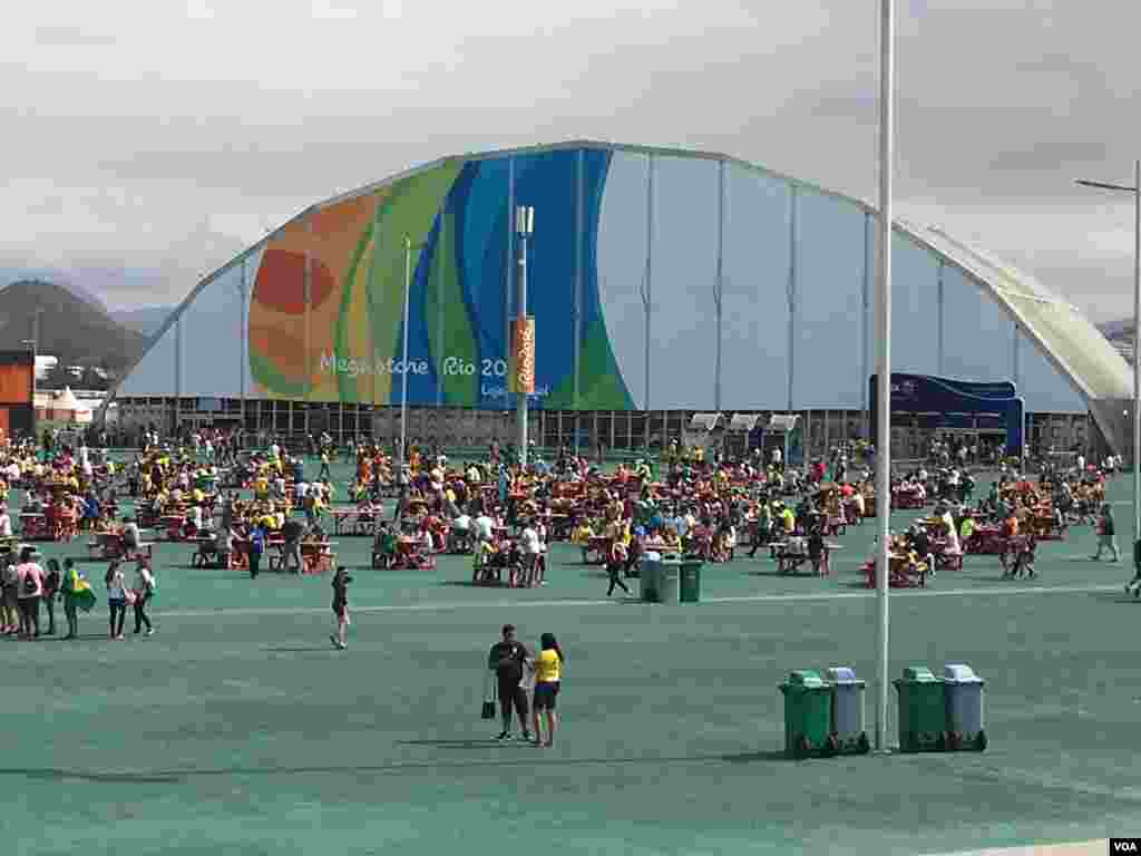 Pengunjungi mendatangi toko besar untuk membeli cendera mata dari Olimpiade di Rio de Janeiro, Brazil (8/8). (VOA/P. Brewer)