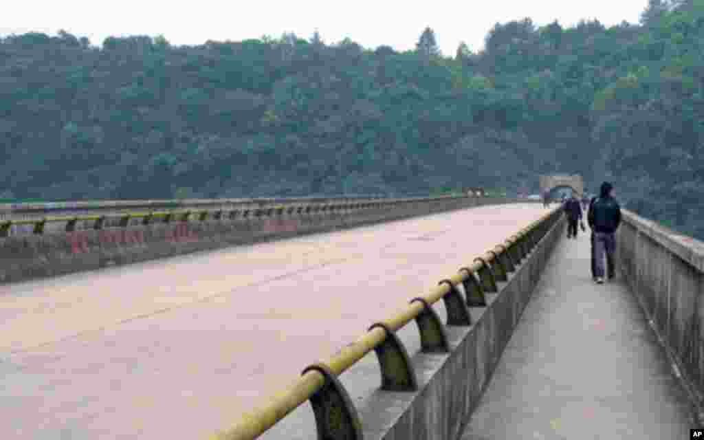 江界河大桥桥面